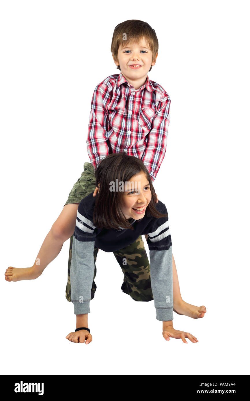 Ein junges Mädchen gibt ihr kleiner Bruder ein Ausritt auf einem weißen Hintergrund. Sie sind mit einen Freistellungspfad isoliert. Beide Kinder tragen camoufla Stockfoto