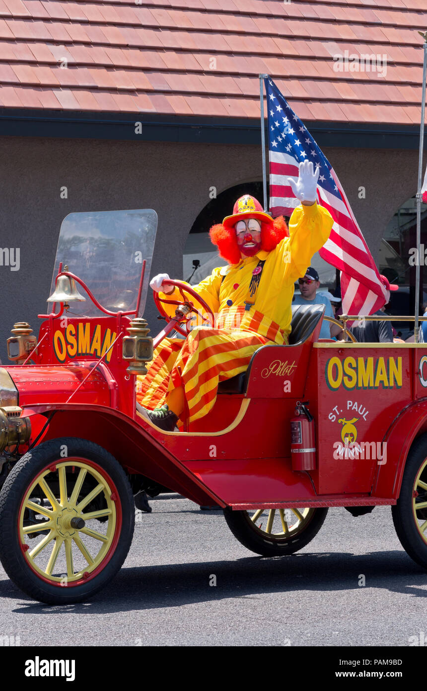 Mendota, Minnesota/USA - 14. JULI 2018: Osman Shriners Zirkus Clown Wellen zu Masse von eingerichtet Fahrzeug am jährlichen Mendota Tage Parade. Stockfoto