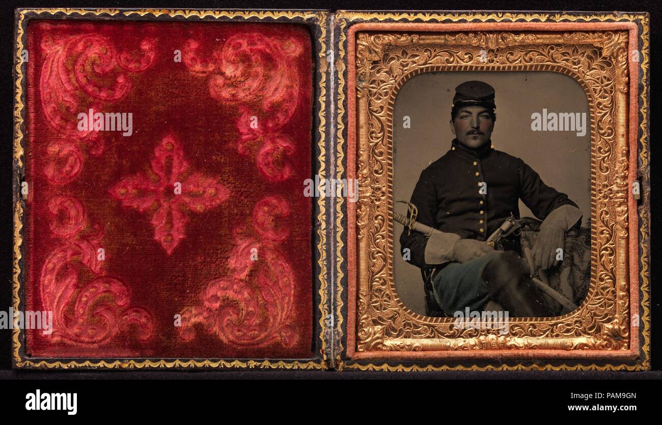 [Union Kavallerie Soldat, sitzend, mit Schwert und Pistole]. Artist: Unbekannt (Amerikanischen). Abmessungen: Platte: 8,9 x 6,4 cm (3 1/2 x 2 1/2 in.) Fall: 9,4 × 8,2 cm (3 11/16 x 3 1/4 in.). Datum: 1861-65. Während des Bürgerkriegs, der Union Armee kaufte einige 373.000 Pistolen, darunter mehr als 200.000 .36 Kaliber Navy Revolver von Colt Patent Fire Arms Manufacturing Company in Hartford, Connecticut hergestellt. Hier stolz aus dem Holster entfernt von einem unbekannten Reiterkrieger, die Marine 6-Shooter wurde durch Kavallerie Soldaten auf dem Schlachtfeld für seine bessere Handlichkeit bevorzugte als die schwereren Stand Stockfoto