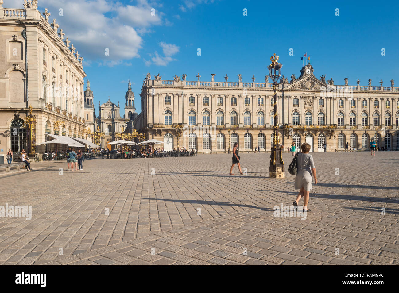 Nancy, Frankreich, 20. Juni 2018: die Menschen gehen in der Place Stanislas Platz bei Sonnenuntergang. Stockfoto