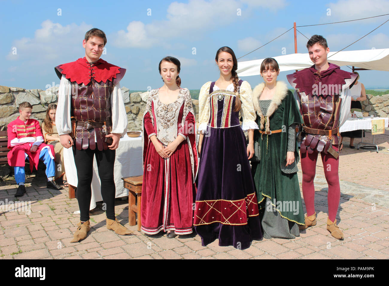 Gruppe von Menschen in historischen Kostümen - Mittelalterliches Fest angezogen Stockfoto