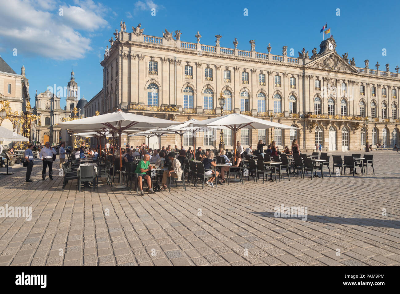 Nancy, Frankreich, 20. Juni 2018: Café Terrasse in der Place Stanislas Platz bei Sonnenuntergang. Stockfoto