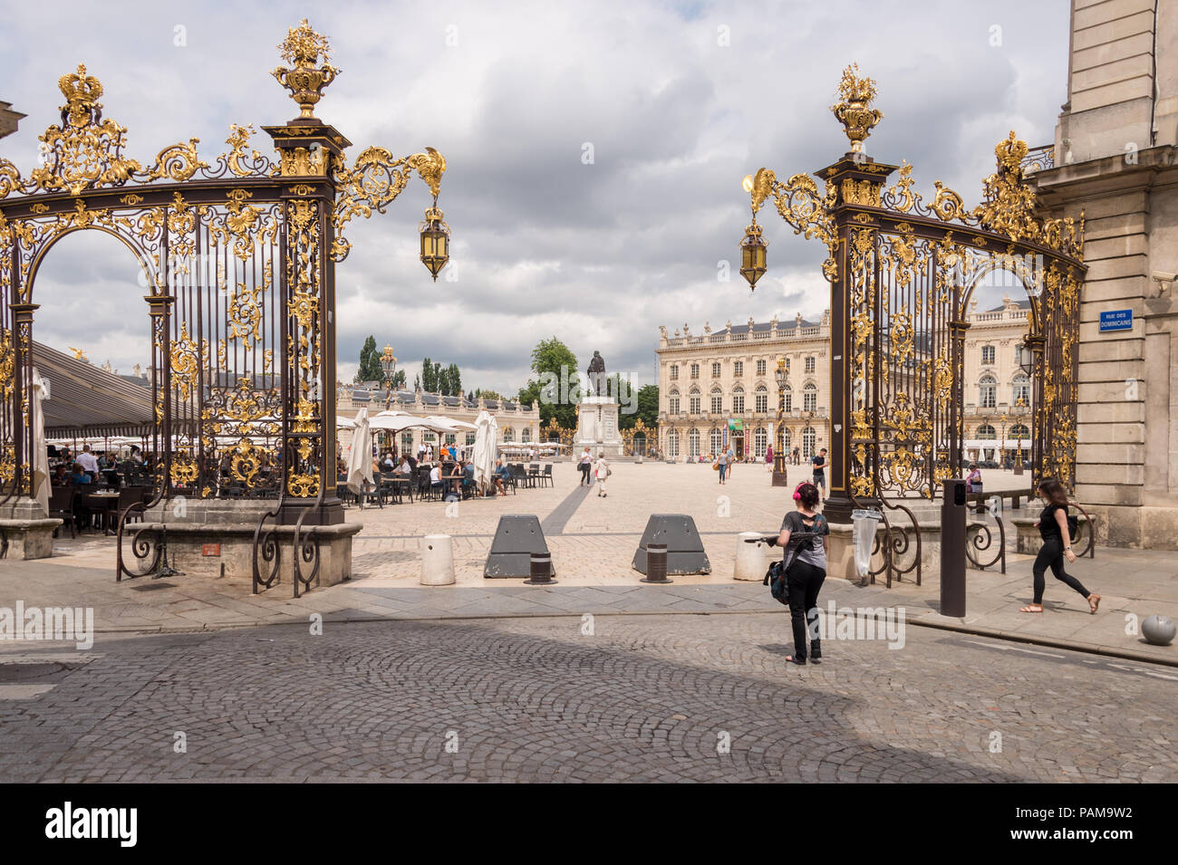 Nancy, Frankreich, 21. Juni 2018: die Menschen gehen in der Place Stanislas Platz am Morgen. Stockfoto