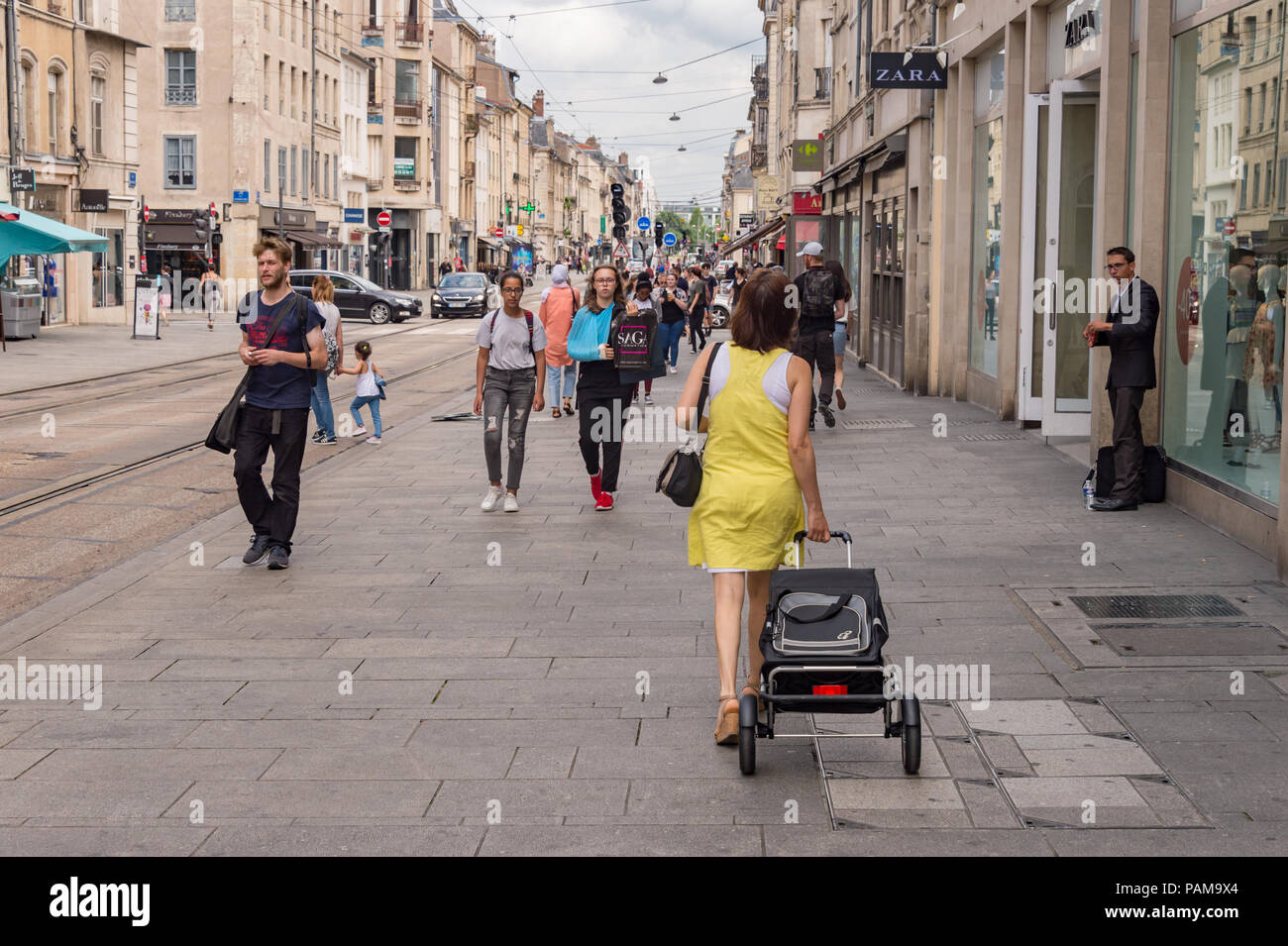 Nancy, Frankreich, 21. Juni 2018: Käufer genießen Sie einen Sommertag auf der Strasse Saint-Georges. Stockfoto
