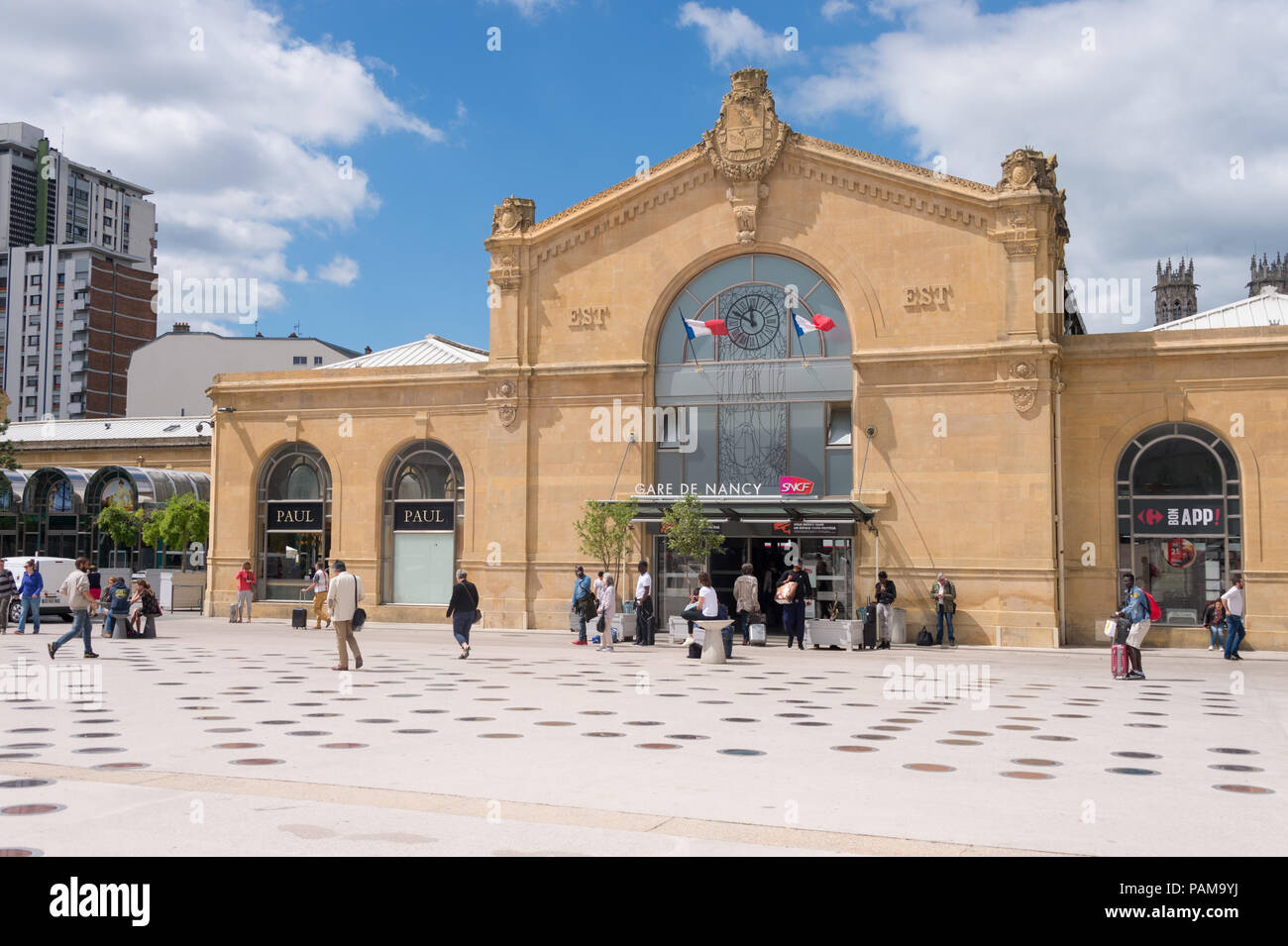 Nancy, Frankreich, 22. Juni 2018: Blick auf den Bahnhof Fassade an einem sonnigen Tag in Nancy. Stockfoto