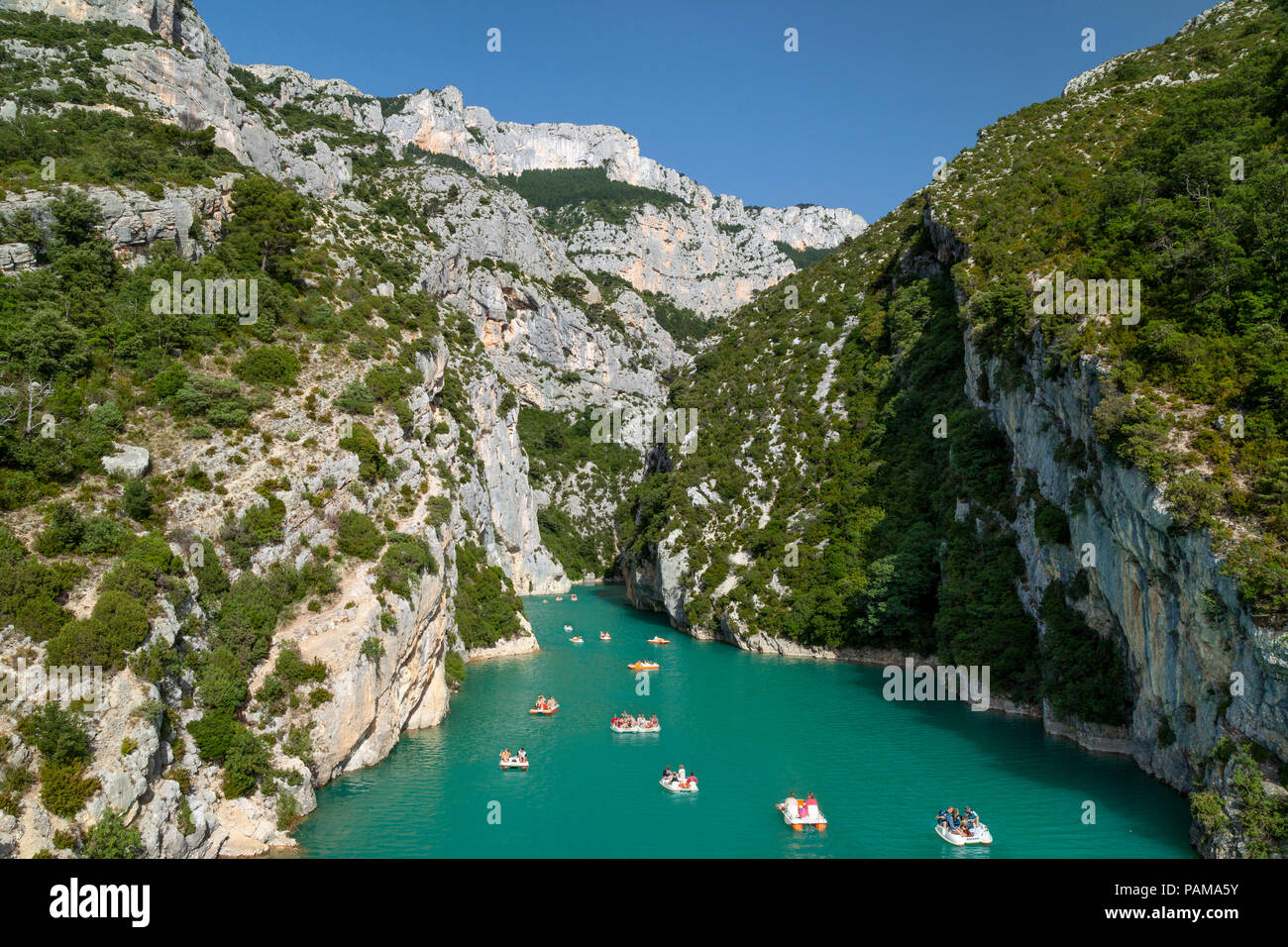 Bootfahren in der Gorges du Verdon, Alpes de Haute Provence, Frankreich Stockfoto
