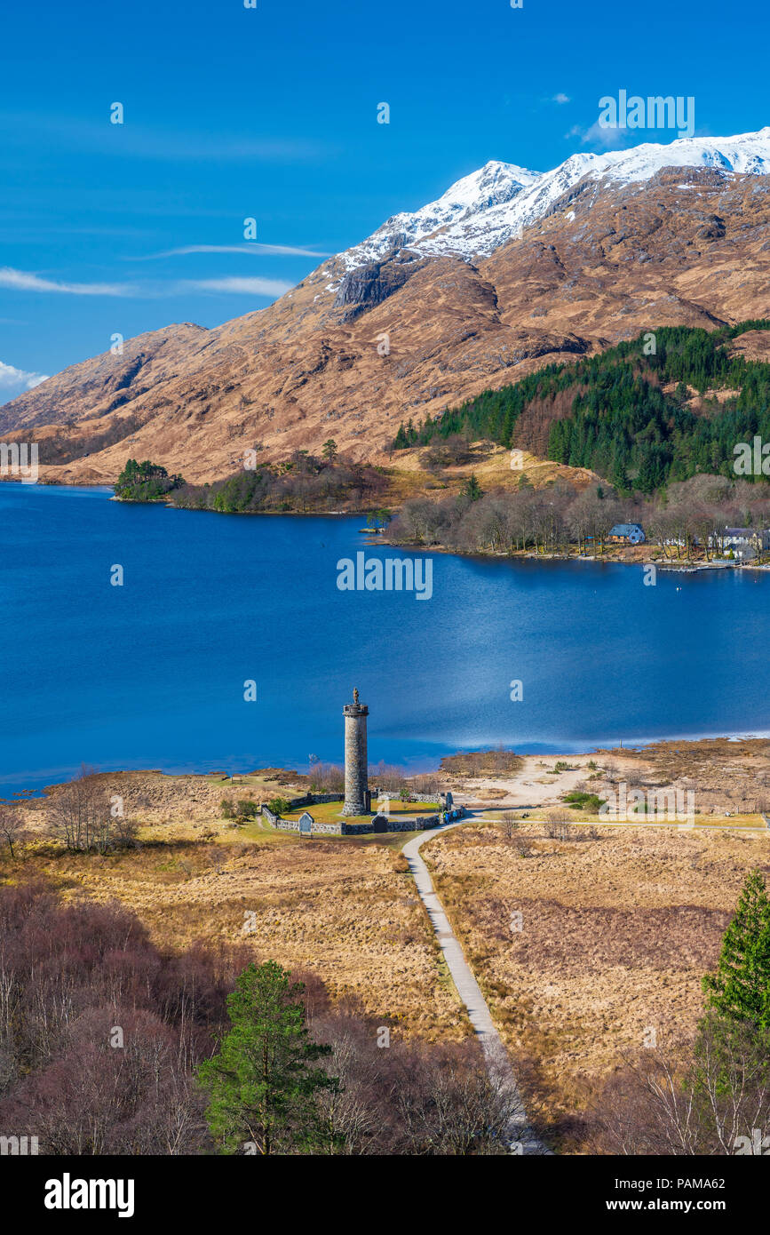 Das Glenfinnan Monument an der Spitze von Loch Shiel, Highlands, Glenfinnan, Lochaber, Schottland, Großbritannien, Europa gelegen. Stockfoto