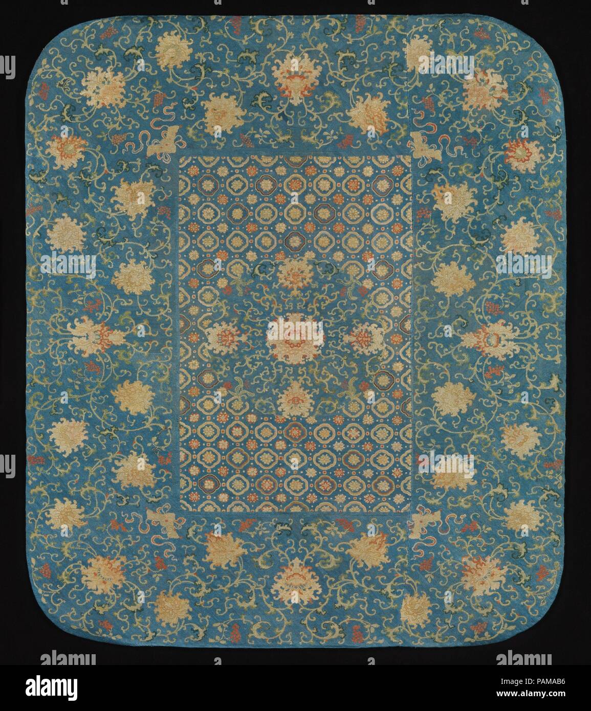 Möbel Abdeckung mit Muster von Blumen und Sonoren Steine. Kultur: China. Abmessungen: 47 1/4 x 39 1/2 in. (120.02 x 100.33 cm). Datum: Anfang des 18. Jahrhunderts. Dieses bestickte Textilien kann gedient haben als Tabelle. In der Mitte des Stückes ist eine große, runde, Full Face Blume von vier Blumen im Profil mit Blättern umgeben ist, die in einer geometrischen Feld sitzen. Dieses Feld hat wiederum eine große Grenze, die wiederholt das Thema der großen Blüten in Profil und Scrollen stammt. Vier sonore Steine und Cluster von kleinen, roten nandina Beeren sind auch in der Grenze gefunden. Wie bei den needlepoi Stockfoto