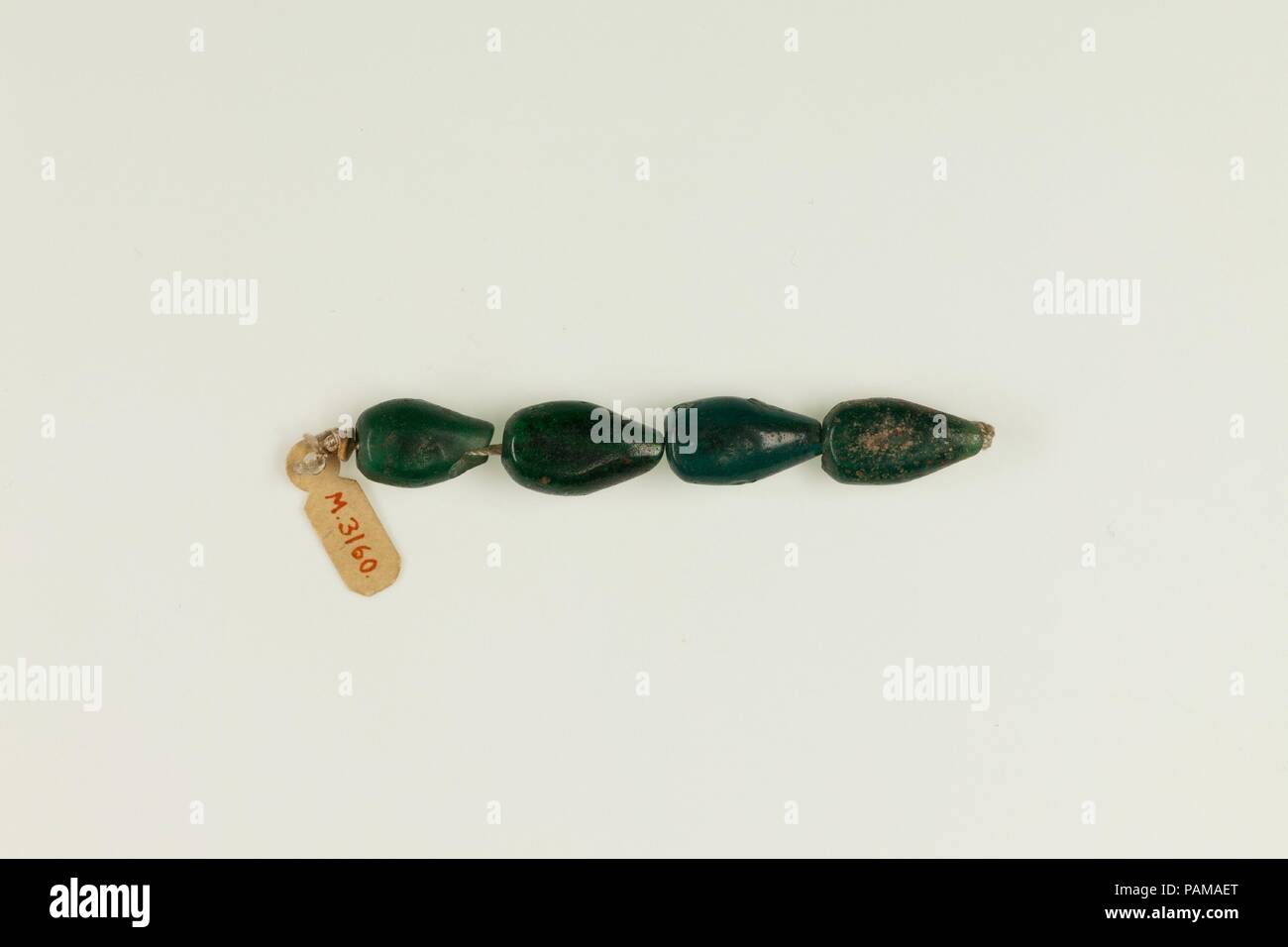 Zeichenkette von 4 birnenförmigen Perlen. Abmessungen: l. 4,6 cm (1 13/16 in.). Datum: 6. bis 7. Jahrhundert. Museum: Metropolitan Museum of Art, New York, USA. Stockfoto Zeichenkette von 4 birnenförmigen Perlen. Abmessungen: l. 4,6 cm (1 13/16 in.). Datum: 6. bis 7. Jahrhundert. Museum: Metropolitan Museum of Art, New York, USA. Stockfoto