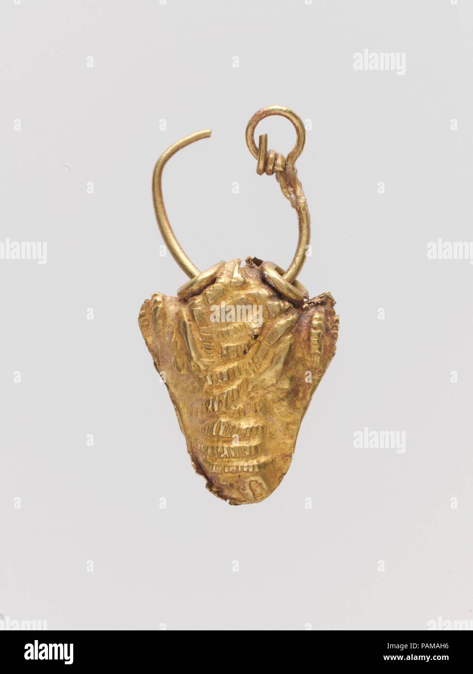 Gold Anhänger in der Form des Kopfes ein Stier. Kultur: Zypriotische ...