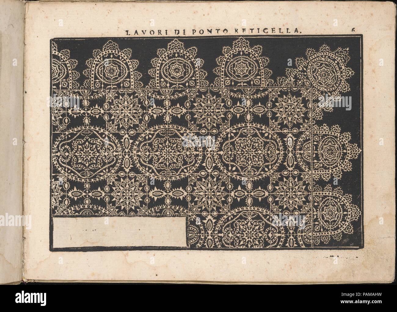 Fiore D'Ogni Virtu Pro le Nobili Et Honeste Matrone, Seite 6 (Vorderseite). Designer: Isabella Catanea Parasole (Italienisch, Ca. 1565/70 - Ca. 1625). Maße: Gesamt: 7 7/8 x 10 1/4 in. (20 x 26 cm). Herausgeber: Antonio Fachetti, Rom. Datum: 1610. Von Isabella Catanea Parasole, Italienisch konzipiert, Ca. 1575-ca. 1625 von Antonio Fachetti, Rom veröffentlicht. Von oben nach unten und von links nach rechts: Design ist ein Muster der vollständigen und semi-Ellipse, die mit einem zentralen Blumenmuster Element, das dann durch andere Formen umgeben ist verziert sind. Museum: Metropolitan Museum of Art, New York, USA. Stockfoto