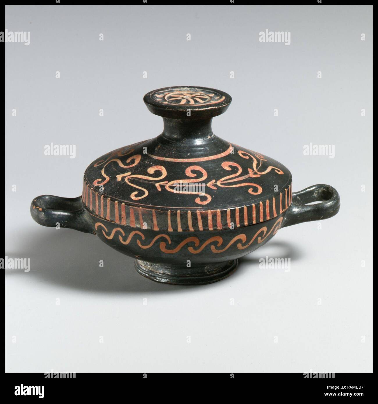 Lekanis mit Deckel. Kultur: Griechisch, Italienisch, Apulien. Abmessungen: Insgesamt: 3 9/16 x 6 5/16 in. (9 x 16 cm) Durchmesser 4 3/16 in. (10,7 cm). Datum: 4. Jahrhundert v. Chr.. Museum: Metropolitan Museum of Art, New York, USA. Stockfoto