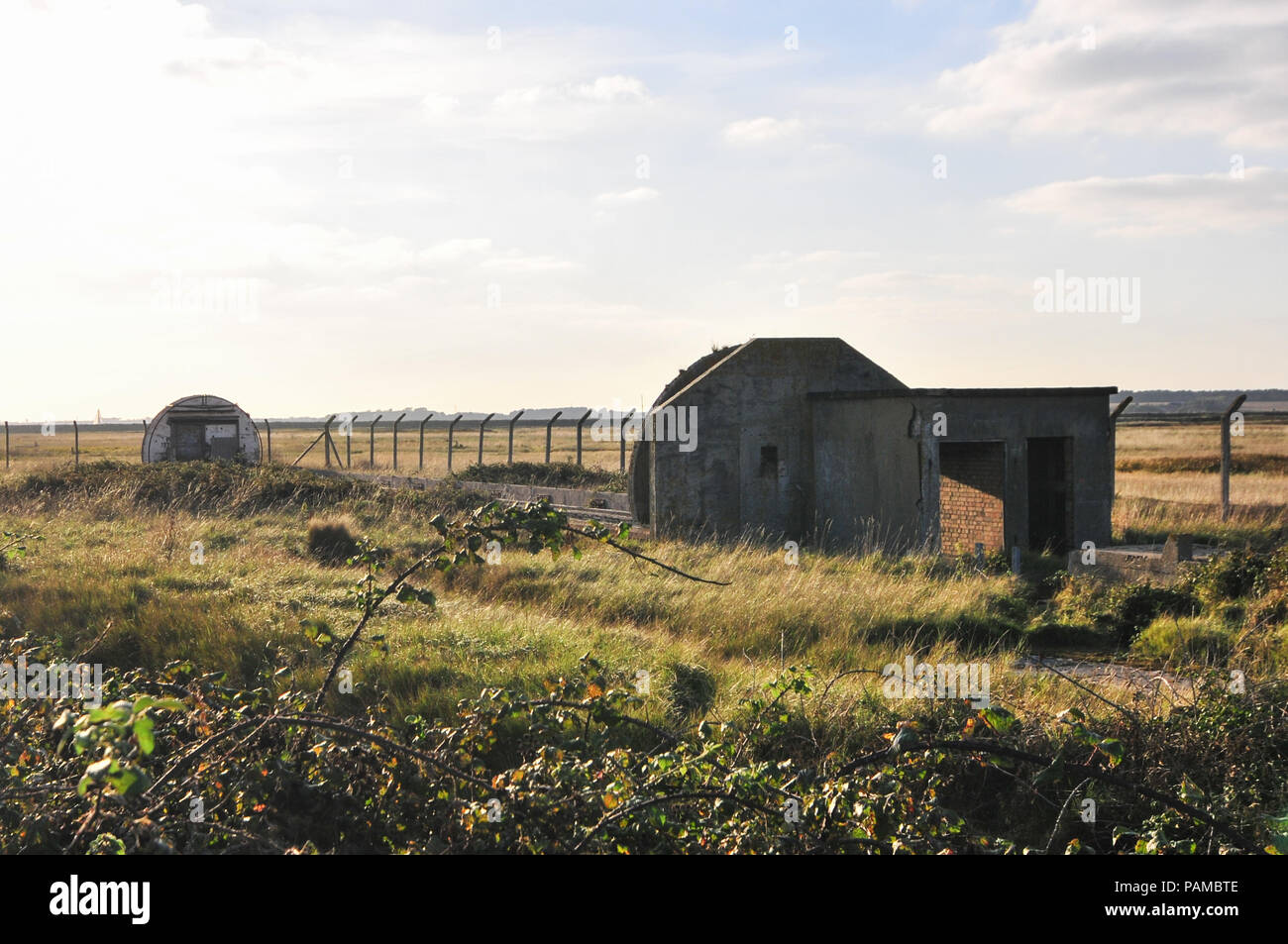 Orford Ness, Suffolk UK. 14. Oktober 2011. Die Atomic Weapons Research Establishment (ADO) von Orford Ness in Suffolk, England. Es wurde benutzt, um vom Ersten Weltkrieg bis zum Kalten Krieg zu testen. Die Pagode ist konzipiert waren, Großbritanniens erste Atombombe zu testen, die Blaue Donau. Die Gebäude hatten konkrete Dächer, die mit Sand und Steinen, die zusammenbrechen, wenn eine Explosion stattfand, Abdeckung der wichtigsten Blast abgedeckt wurden. Zu keinem Zeitpunkt war ein nuklearsprengkopf während der Prüfung der atomaren Waffen in diesem Werk verwendet. Pic genommen 14/10/2011. Quelle: Michael Scott/Alamy leben Nachrichten Stockfoto