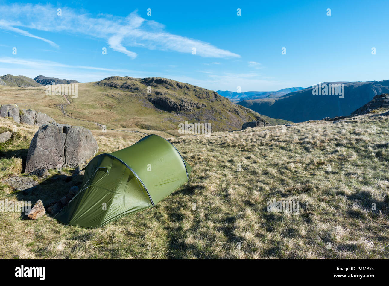 Grüne Zelt bei kalten Hecht im Lake District, England, mit Blick auf die Great Knott, Browney Gill und Oxendale auf einem hellen heißen Sommer morgen mit einem Fußweg Stockfoto