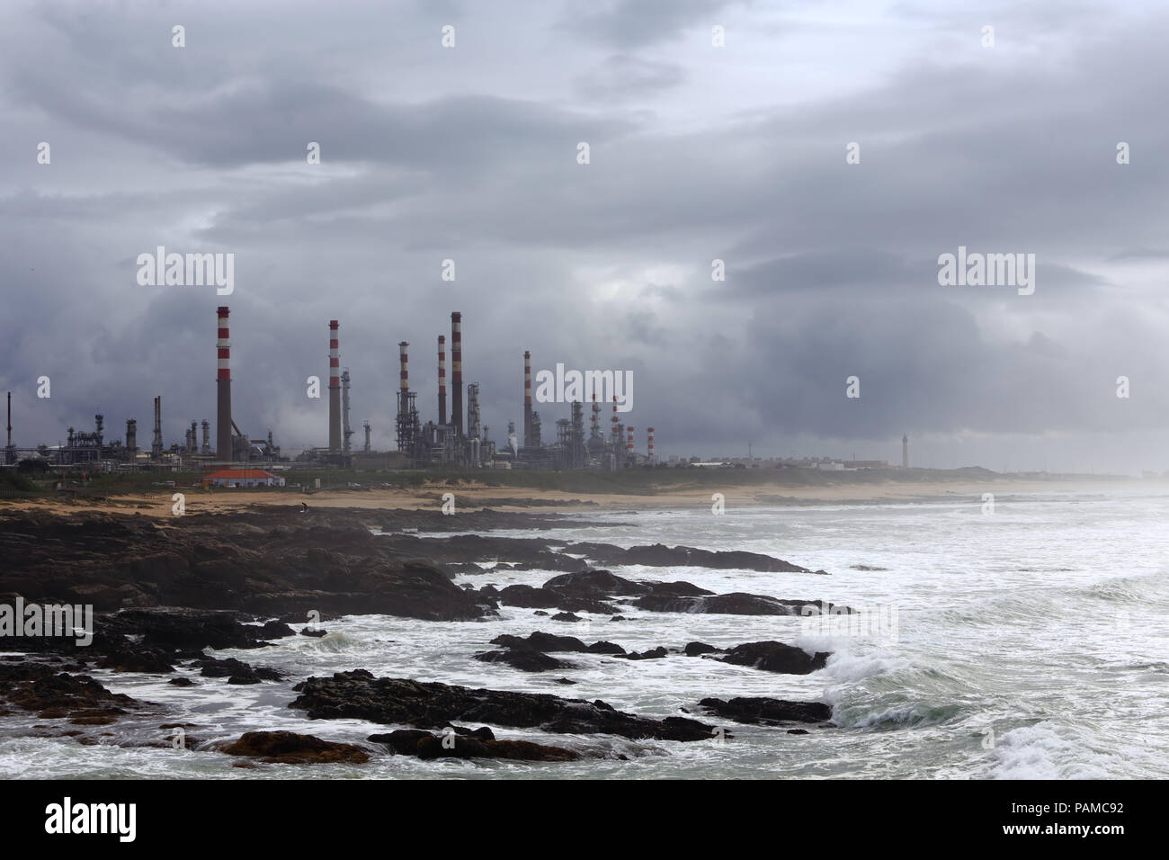 Ölraffinerie am Meer in einem bewölkten nebligen Nachmittag Stockfoto