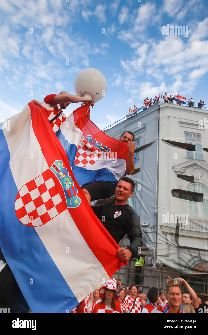 ZAGREB KROATIEN 15 Juli 2018 Die Kroatische Fu ball Fans Feiern zagreb-kroatien-15-juli-2018-die-kroatische-fu-ball-fans-feiern