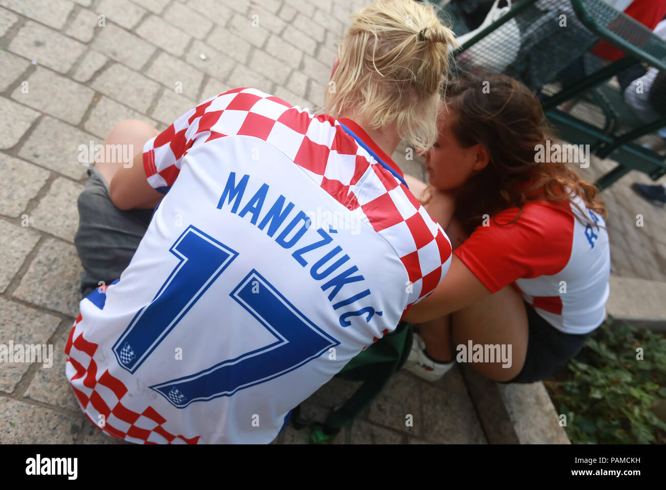 ZAGREB, KROATIEN - 15. Juli 2018: Die kroatische Fußball-Fans feiern den zweiten Platz nach dem Verlust von Frankreich 4-2 im Finale auf die FIFA WM 2018 Stockfoto