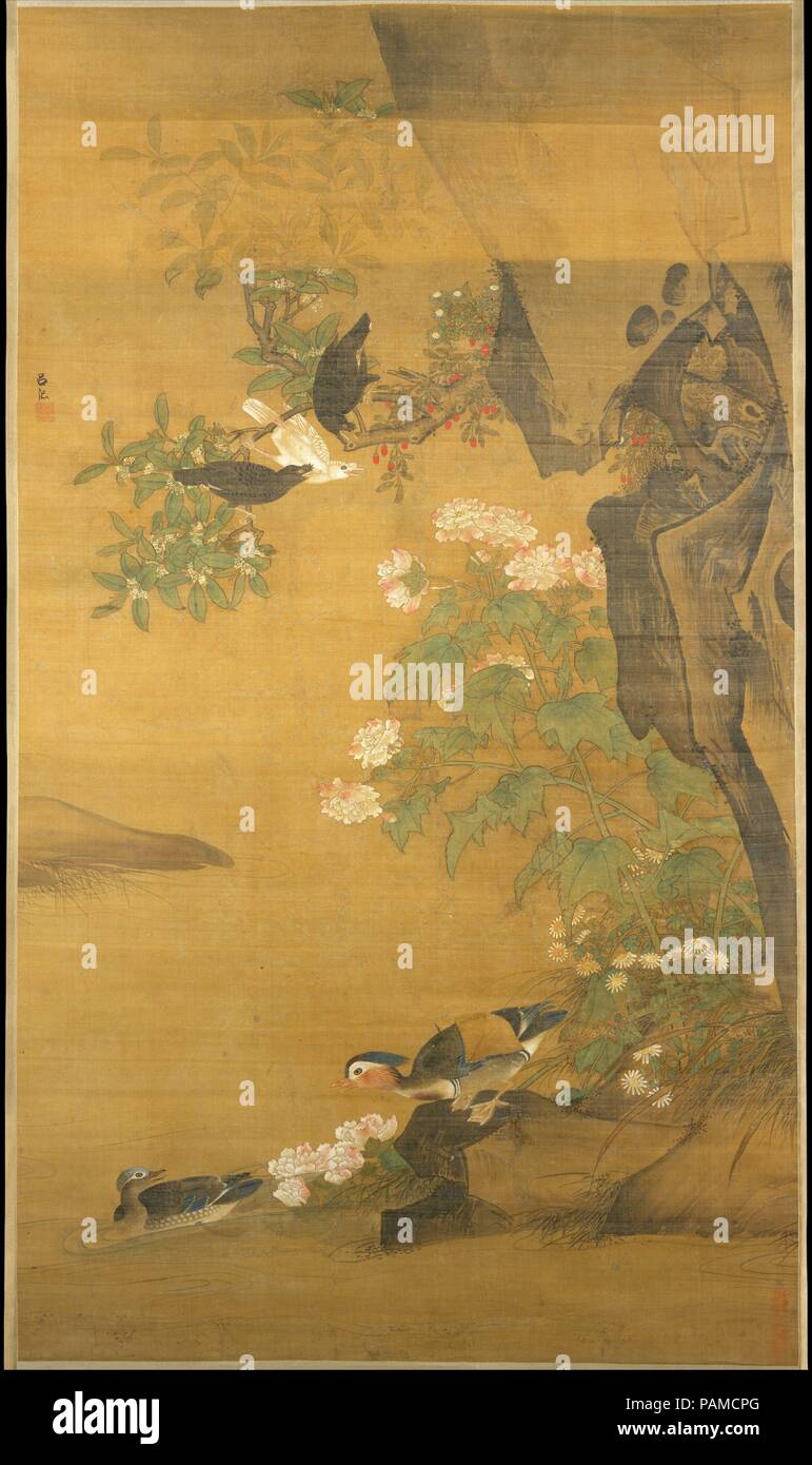 Mandarin Enten und Baumwolle rose Hibiscus. Artist: Lü Ji (Chinesisch, aktive Ende des 15. Jahrhunderts). Kultur: China. Abmessungen: Bild: 68 x 39 in. (172,7 x 99,1 cm) Insgesamt mit Befestigung: 116 1/4 x 40 1/4 in. (295,3 x 102,2 cm) Insgesamt mit drehknöpfen: 116 1/4 x 44 1/2 in. (295,3 x 113 cm). Lü Ji, ein professioneller Maler aus der Provinz Zhejiang, in der Südlichen Song (1127-1279) Tinte - Waschen Stil, der in dieser Region durch die dazwischenliegenden Jahrhunderten geblieben war. Er wurde aufgefordert, ein Maler zu sein in der hongzhi Periode (1488-1505) und war ein ehrentitel als Offizier in den Imperi gegeben Stockfoto