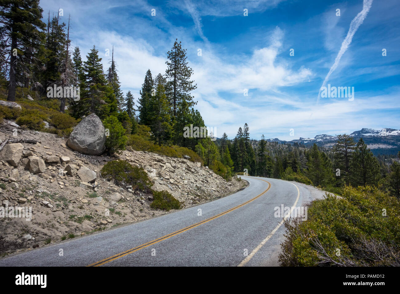 Highway 120, als der Tioga Pass bekannt, kurvt durch die Sierra High Country - Yosemite National Park Stockfoto
