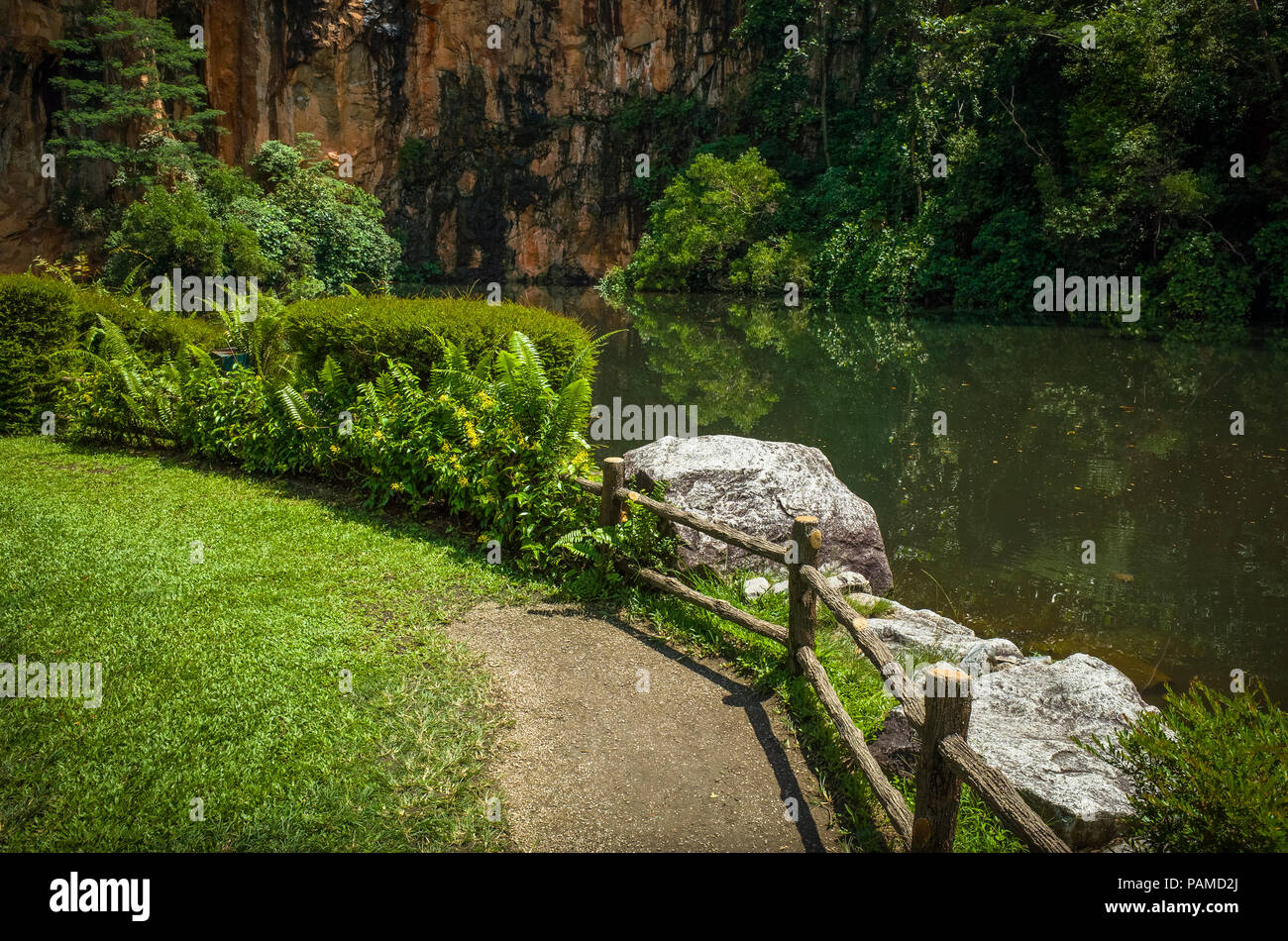 Serene Wanderweg, Felsen, und Wasser von Butik Batok Behälter - ein Singapur Natur Park Stockfoto
