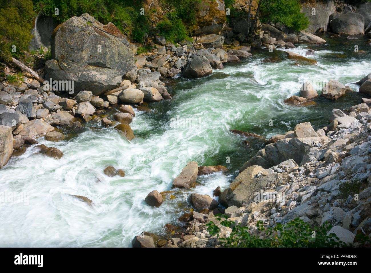 Luftaufnahme des Merced River Wildwasser Stromschnellen und grüner Pool - Yosemite National Park Stockfoto