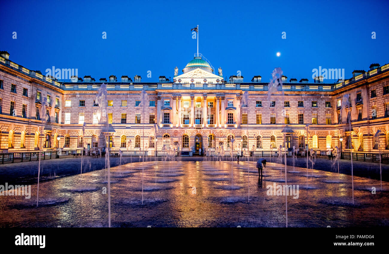 Somerset House mit Wasserspiel in der Nacht London UK Stockfoto