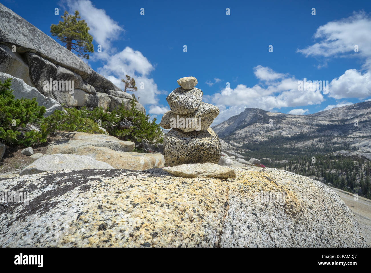 Ein Cairn, oder Stapel einer ausgewogenen Felsen an Olmsted Point, am Highway 120 - Yosemite National Park Stockfoto
