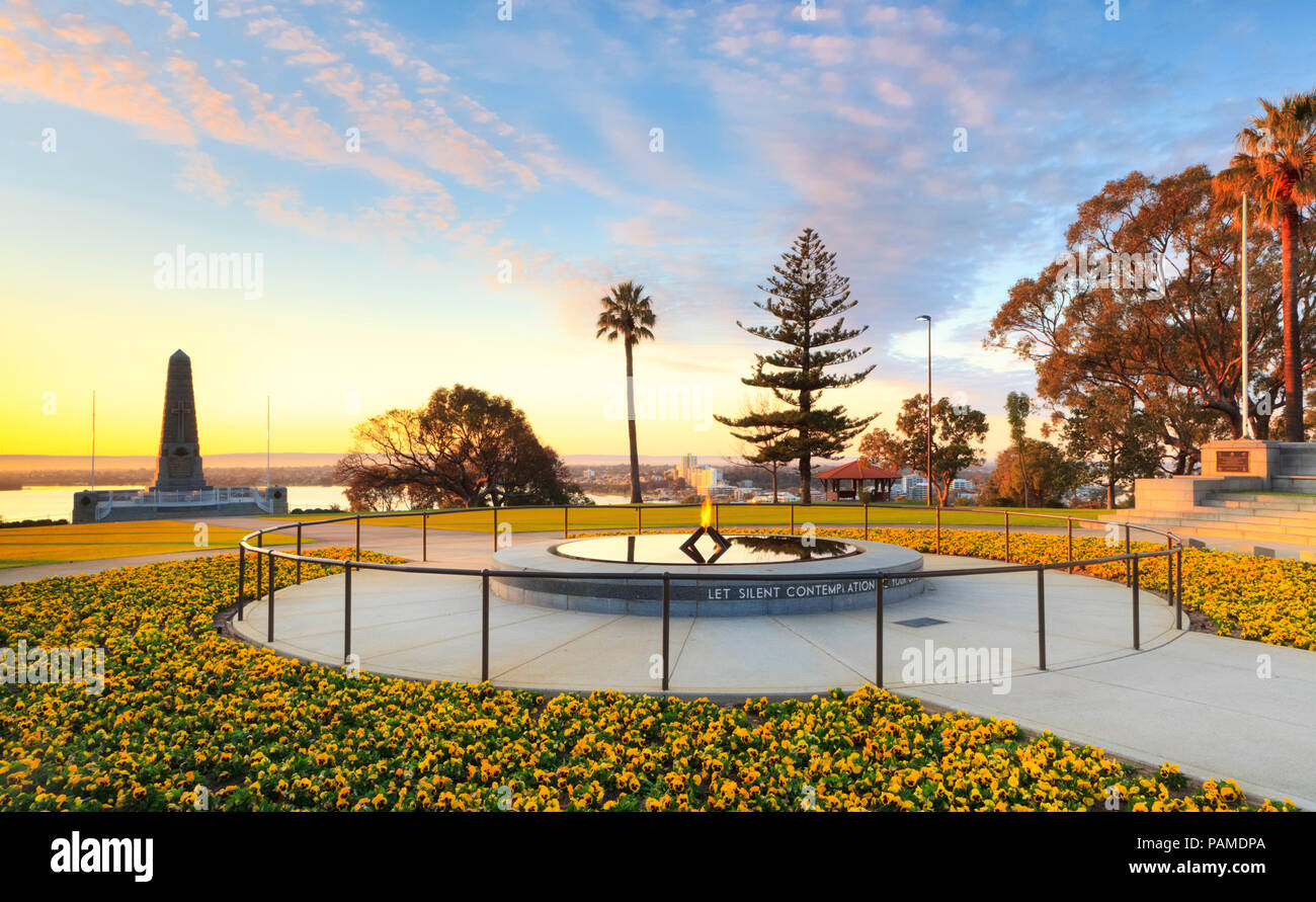 Flamme der Erinnerung, Pool von Reflexion und Kriegerdenkmal bei Sonnenaufgang im Kings Park, Perth, Western Australia Stockfoto