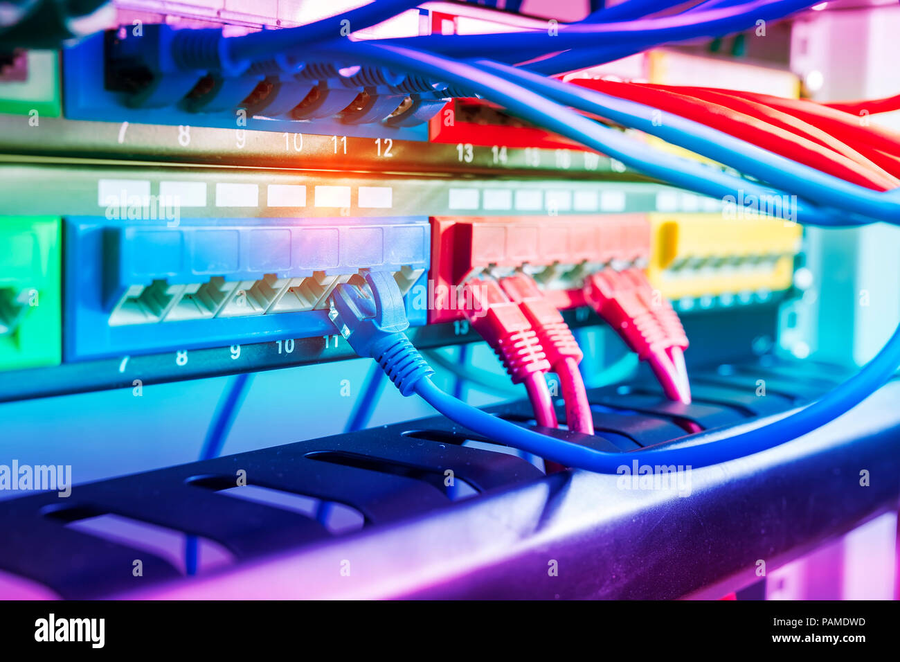 Netzwerk-Kabel und Hub Closeup mit Faser-optischen Hintergrund Stockfoto