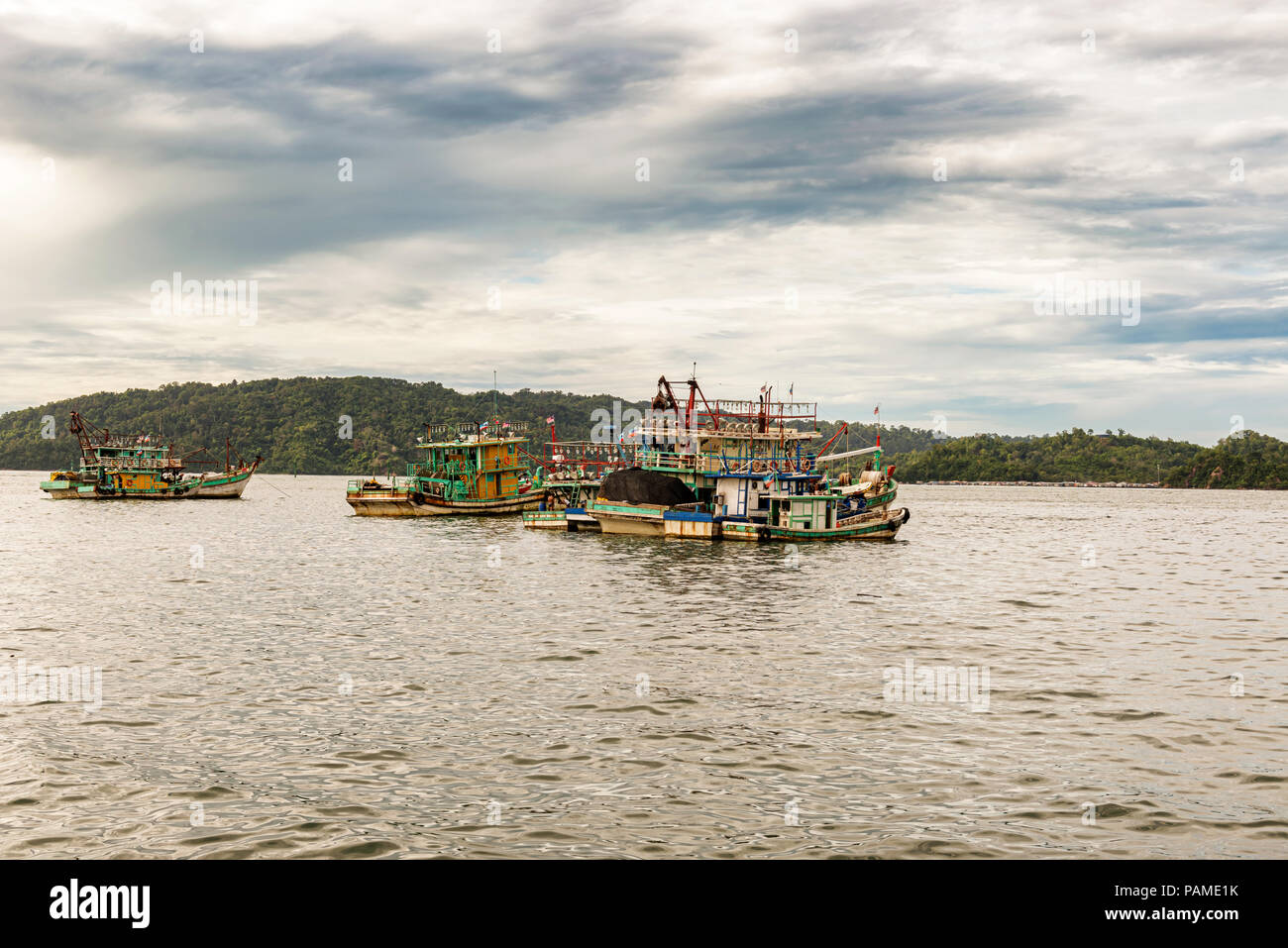 Anker Boote am Hafen in der Bucht von Kota Kinabalu, der Nördlichen Borneo, Malaysia. Stockfoto
