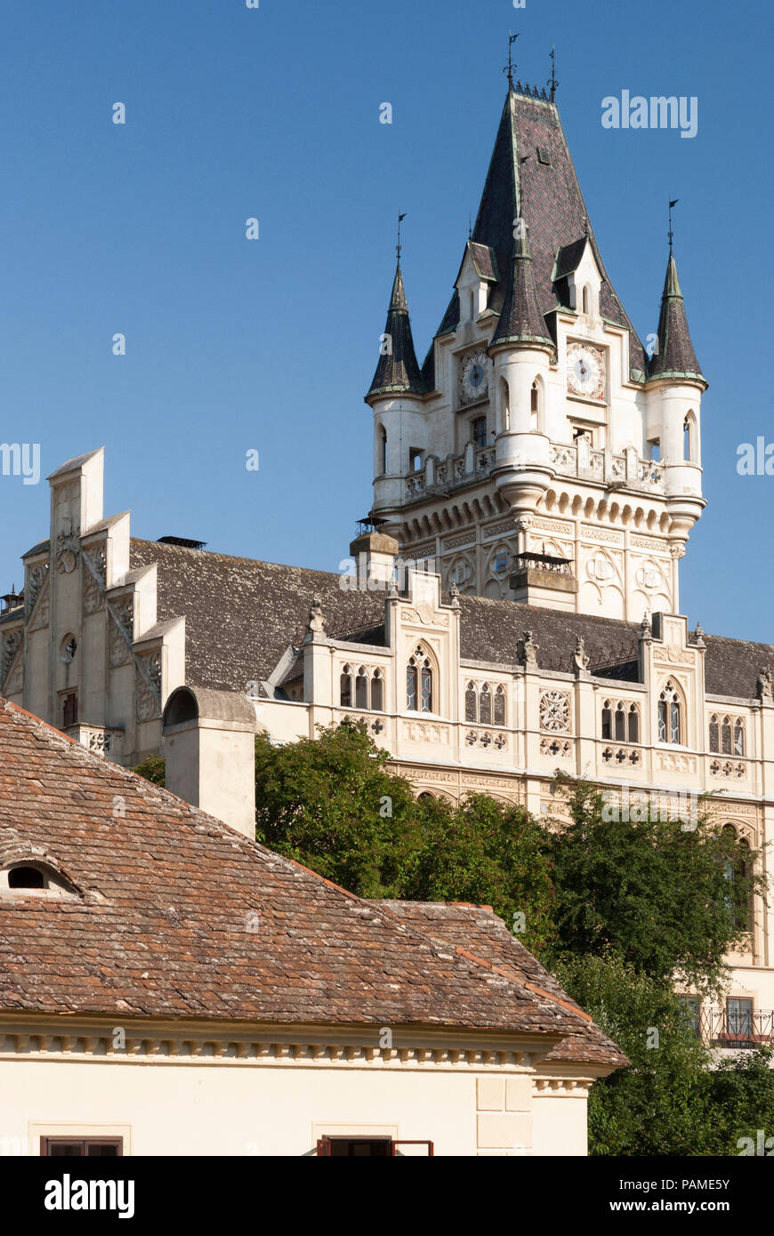 Das Schloss Grafenegg ist das wohl bekannteste Beispiel des romantischen Historismus in Österreich und ist ein beliebtes Ziel für Touristen Stockfoto