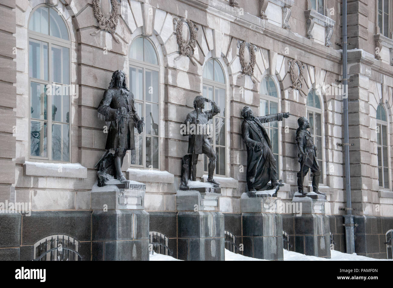 Statuen in den Eiszapfen an das Parlament Gebäude zwischen 1877 und 1886 Häuser gebaut der Nationalversammlung von Québec, Quebec, Quebec Cit abgedeckt Stockfoto