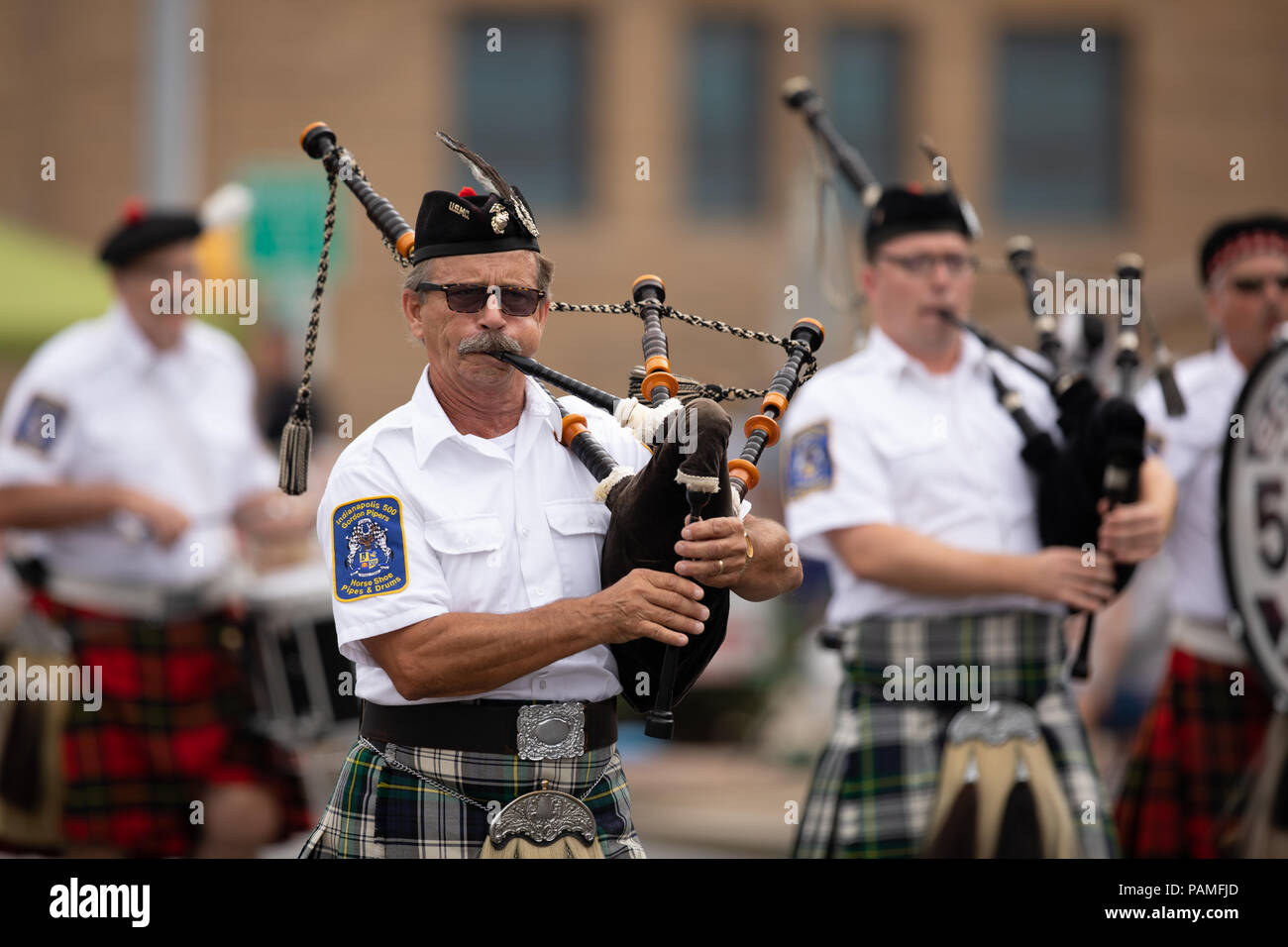 Peru, Indiana, USA - Juli 21, 2018 Männer aus der Indianapolis 500 Gordon Pipers Horse Shoe Rohre und Trommeln spielen Dudelsack im Circus City Festival Stockfoto