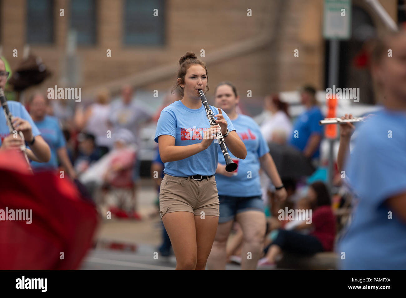 Peru, Indiana, USA - Juli 21, 2018 Mitglieder der Maconaquah Marching Braves marching band im Circus City Festival Parade durchführen Stockfoto