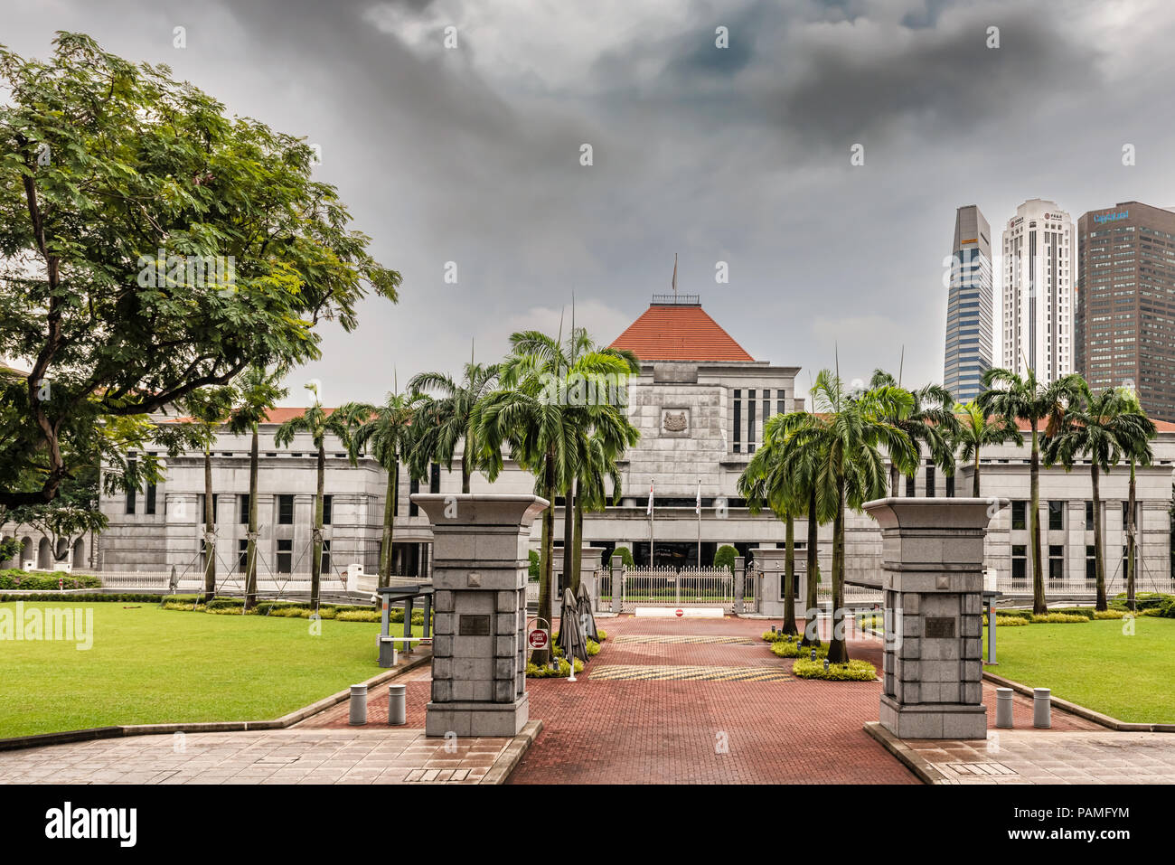 Singapur - Jan 11, 2018: Eingangstore nach Singapur Parlamentsgebäude und Kern der Innenstadt Wolkenkratzer im Hintergrund. Stockfoto