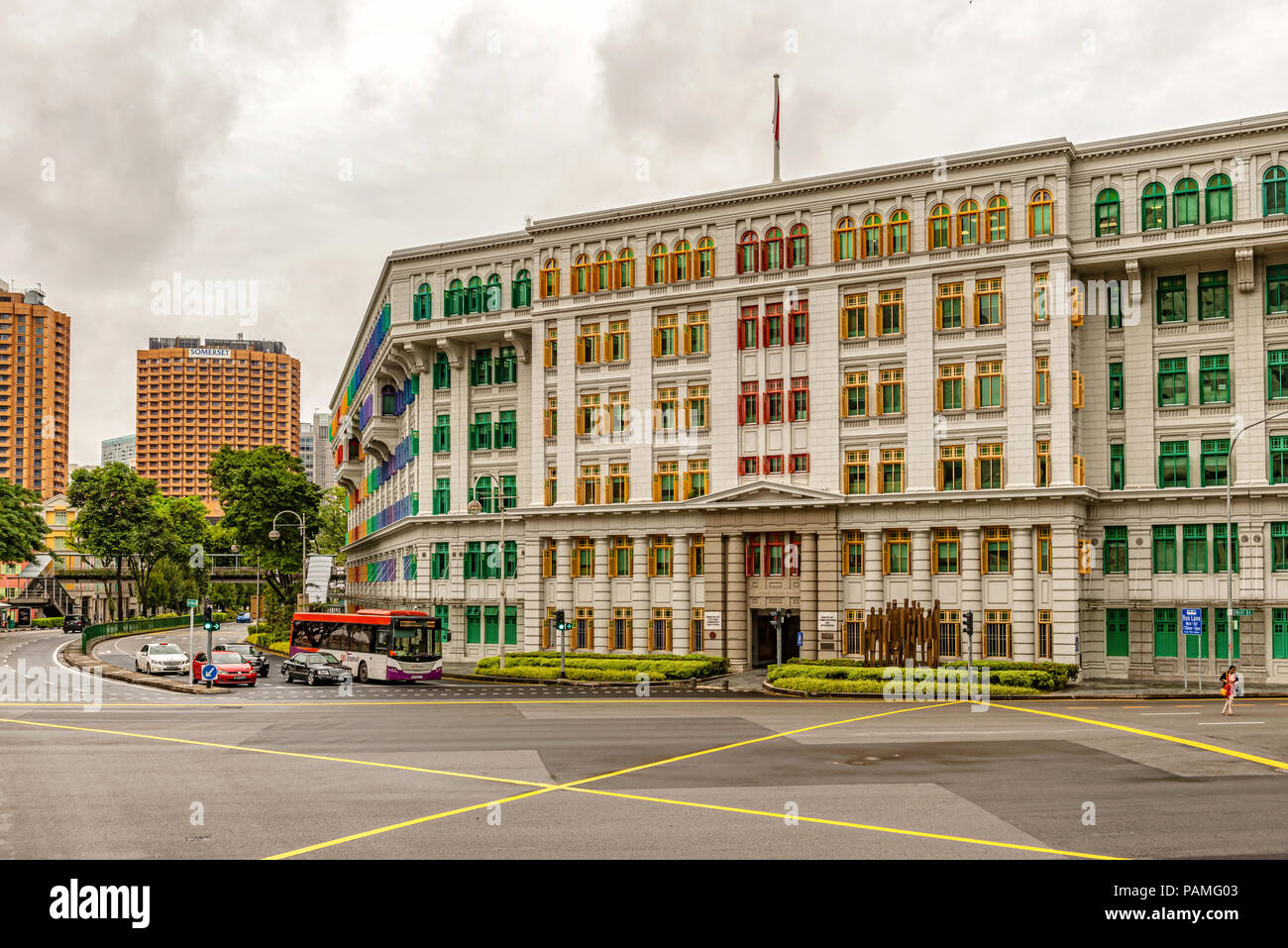 Singapur - Januar 11, 2018: Verkehr auf das Erbe der kolonialen Gebäude mit bunten Holzfenster in Clarke Quay, Singapur. Stockfoto