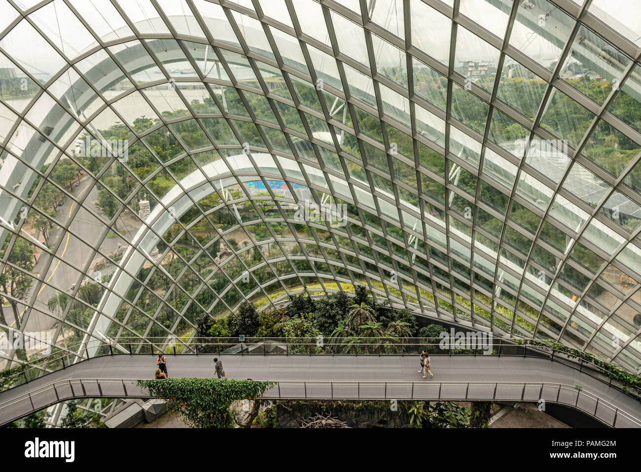 Singapur Jan 11, 2018: Touristen, Cloud forest Dome Wintergarten an Grten  durch die Bucht in Singapur. Es ist knstlicher Berg unter Glas roo  Stockfotografie - Alamy