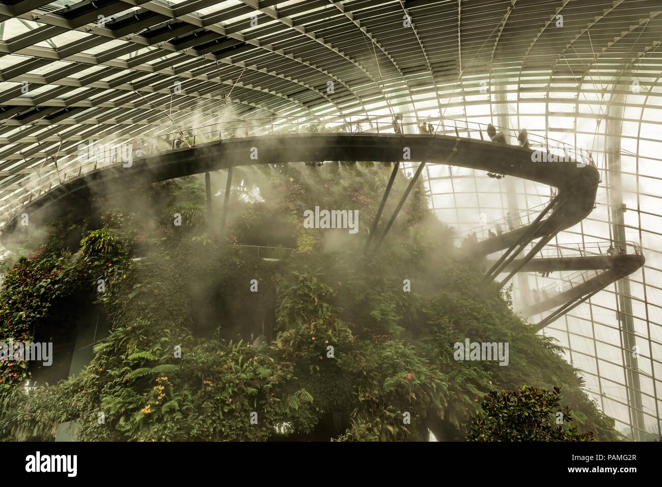 Singapur Jan 11, 2018: Touristen, Cloud forest Dome Wintergarten an Grten  durch die Bucht in Singapur. Es ist knstlicher Berg unter Glas roo  Stockfotografie - Alamy