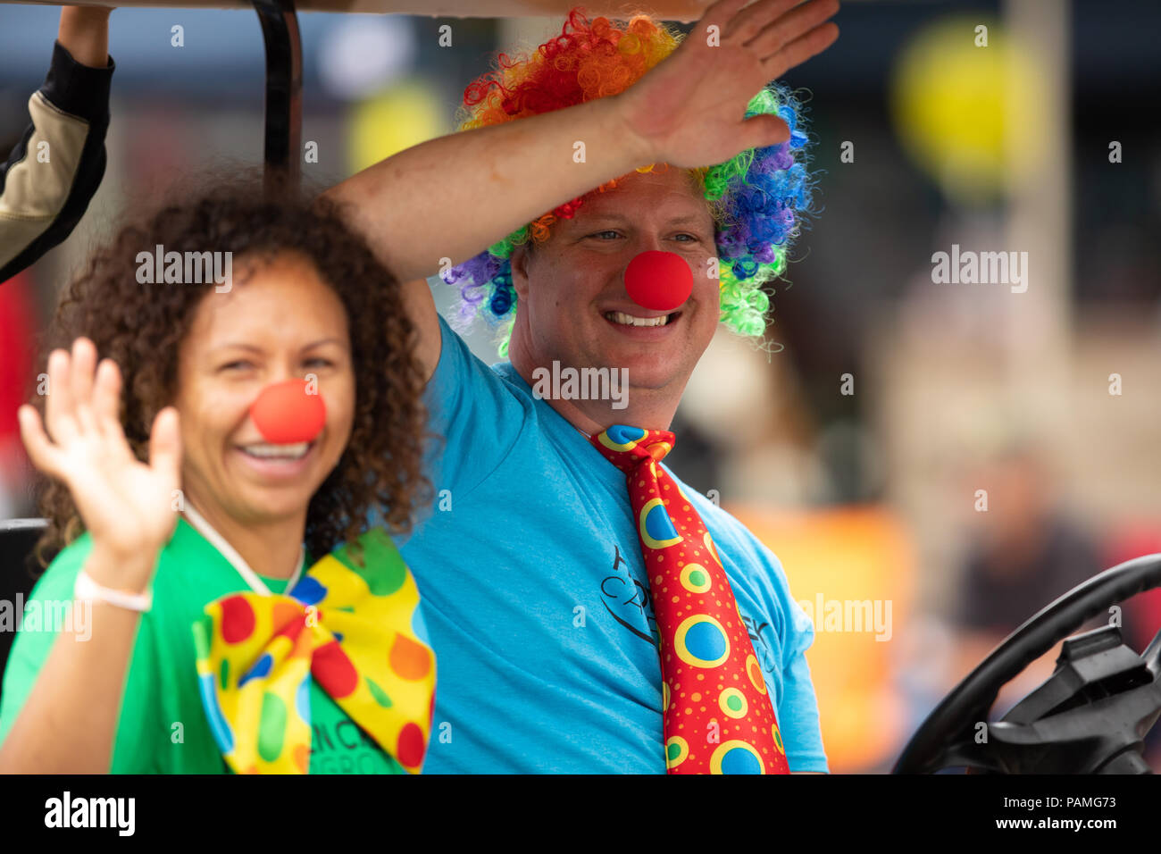 Peru, Indiana, USA - Juli 21, 2018 Mann und eine Frau tragen clown kostüme Reiten Golf Auto im Circus City Festival Parade Stockfoto