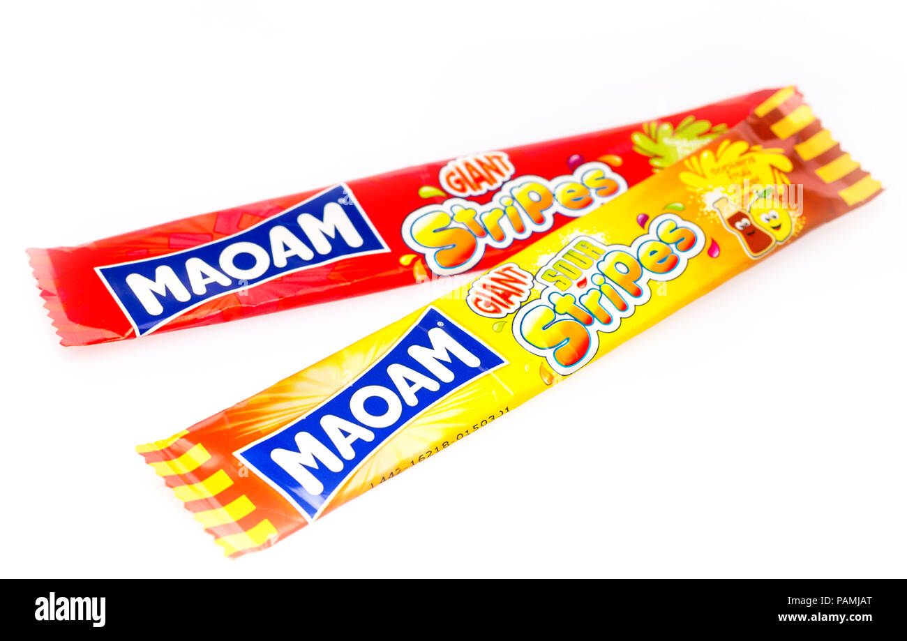 Maoam riesige Streifen Süßigkeiten auf weißem Hintergrund Stockfoto