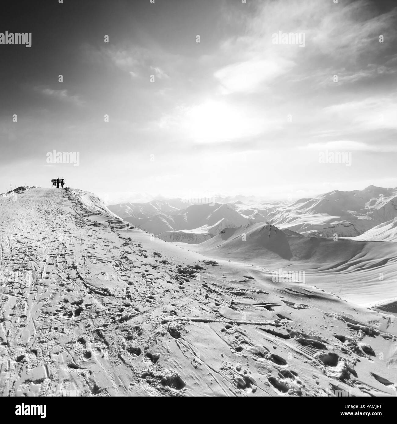 Schwarze und weiße weiten Betrachtungswinkel auf der oberen Station der Seilbahn. Kaukasus, Georgien, Region Gudauri im Winter, mount Sadzele. Stockfoto