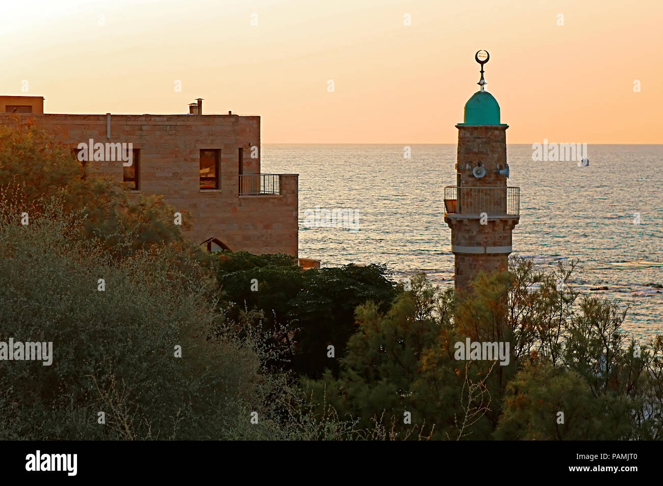 Al-Bahr Moschee oder Meer Moschee in der Altstadt von Jaffa, Tel Aviv, Israel auf den Sonnenuntergang. Es ist die älteste erhaltene Moschee in Jaffa, Israel Stockfoto