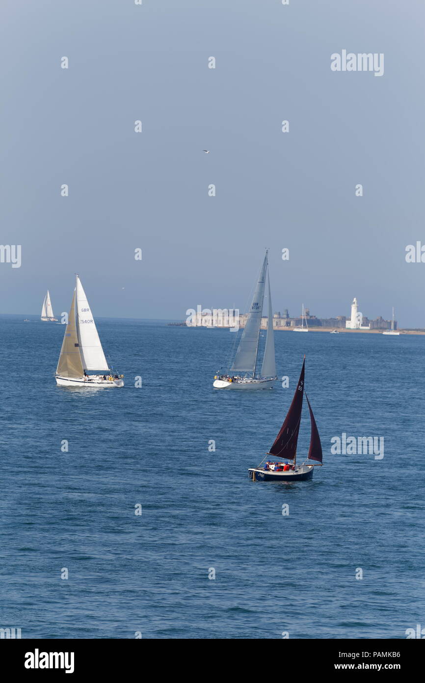 Segeln auf dem Solent in der Runde der Insel Rennen Insel Wght Hampshire Stockfoto