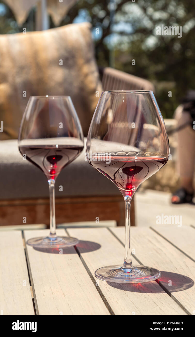 Schließen Sie die zwei Gläser mit Rotwein, Santa Barbara, Kalifornien, USA. Stockfoto