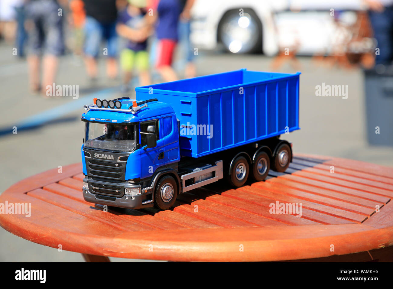 Blaue Scania R730 Modell Kipper auf Holztisch auf Tawastia Lkw-Wochenende 2018, öffentliche Veranstaltung. Hameenlinna, Finnland - 14. Juli 2018. Stockfoto