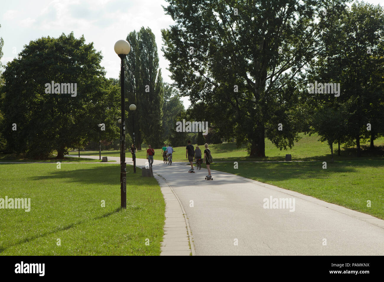 Menschen Reiten in Stadt Park, Warschau. Sommer Stockfoto