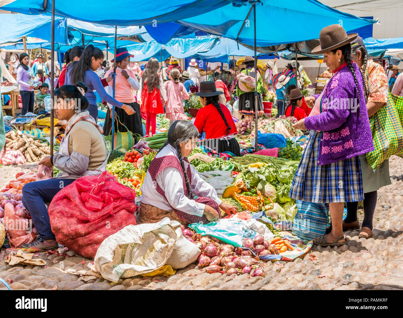 Peru Frauen in farbenfrohen Kleidung und Hüte mit Haar flechten Shop auf dem lokalen Markt in Pisac, Peru, Südamerika. Stockfoto