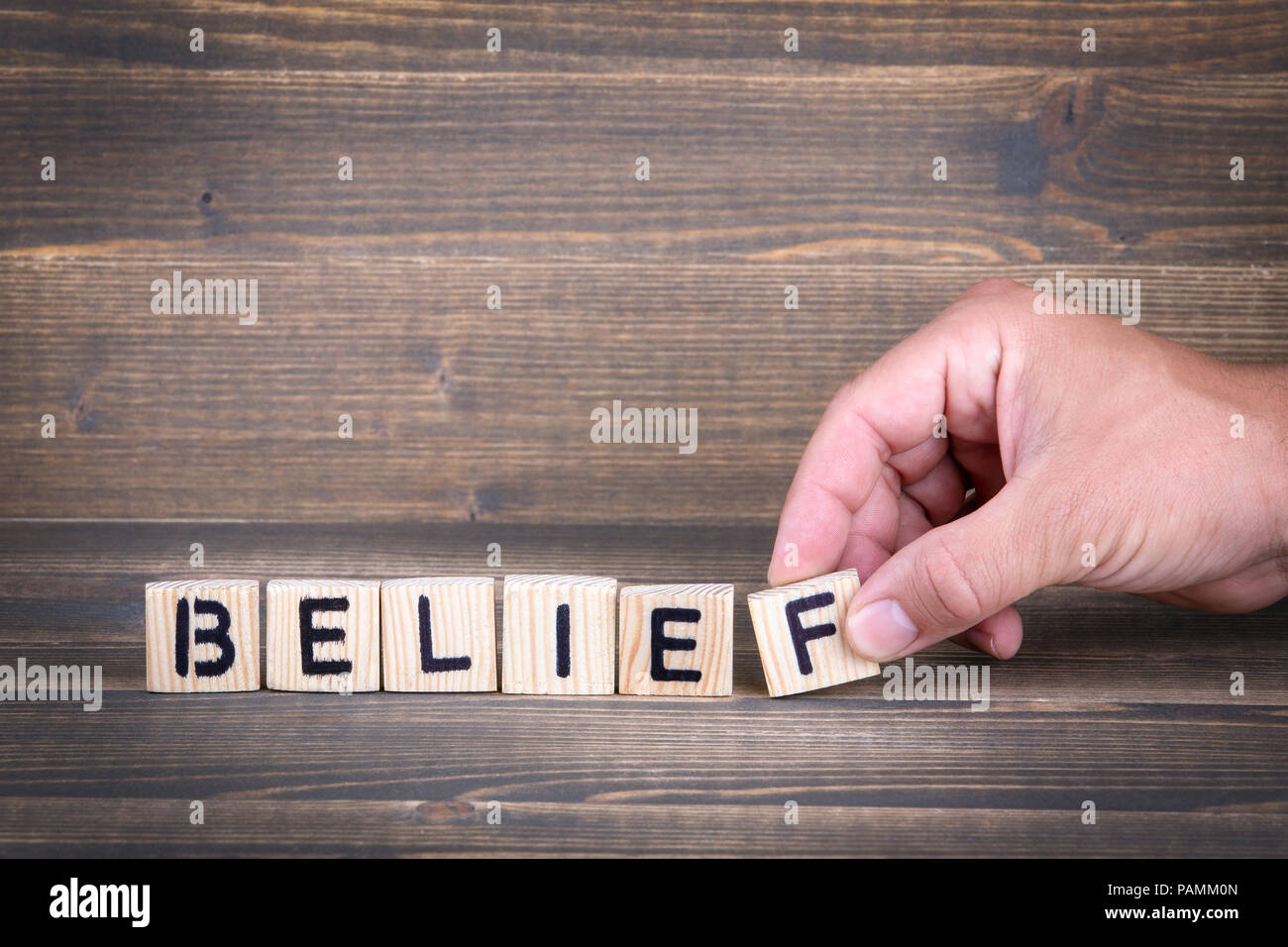 Glaube. Holz- Buchstaben auf dem Schreibtisch Stockfoto