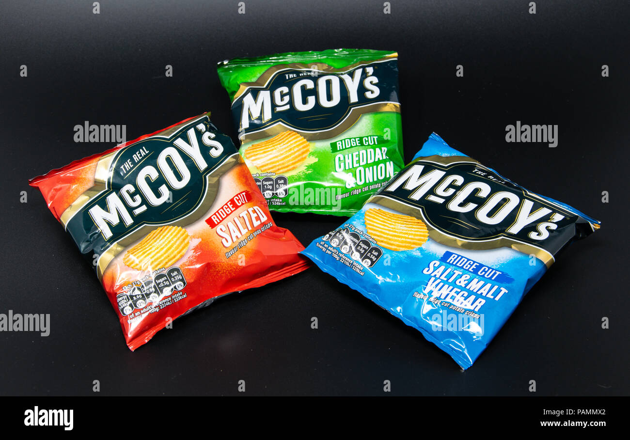 Reading, Großbritannien - 08 Juli 2018: Drei Pakete von McCoys Chips, gesalzen, Salz und Essig, Cheddar und Zwiebel Aromen Stockfoto