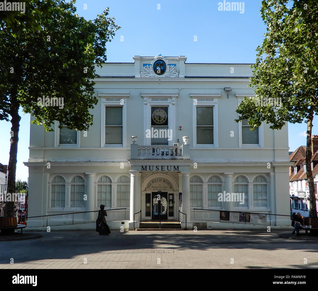 Basingstoke, Großbritannien - 05.Juli 2018: Das Äußere des Willis Museum in London Street mit einer Statue von Jane Austen von Bildhauer Adam Roud Stockfoto